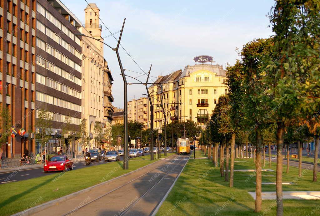 Budapest -  Az átépített Károly körút