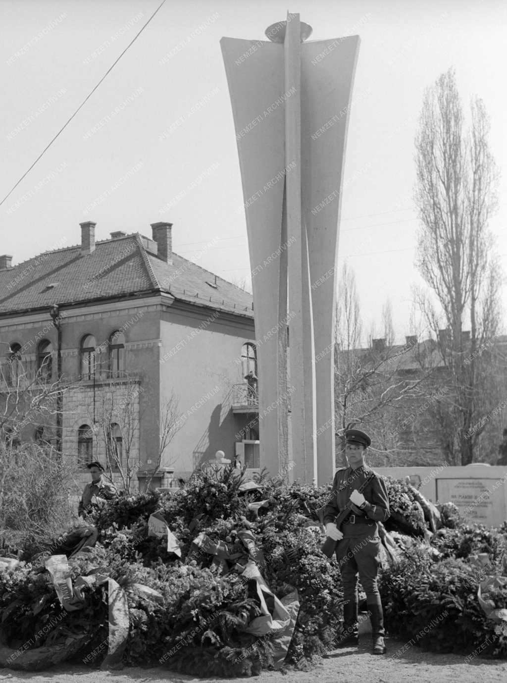 Kultúra - Tanácsköztársasági emléktábla Pécsett