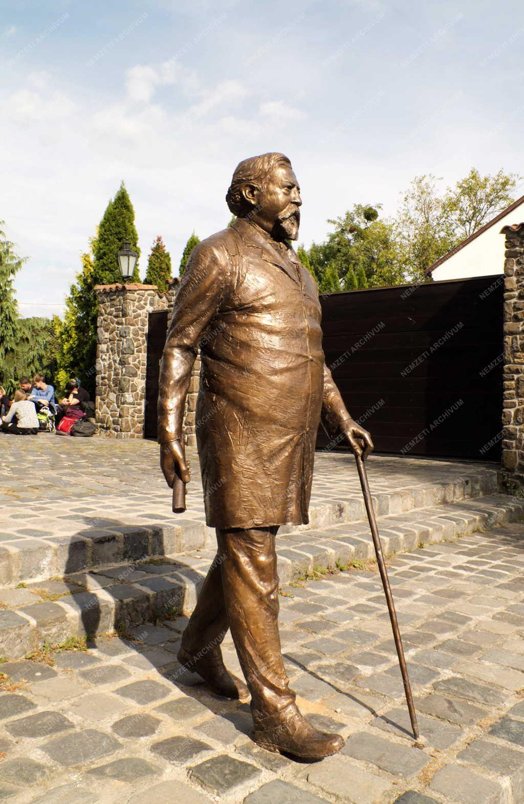 Városkép - Verőce - Ybl Miklós építész szobra