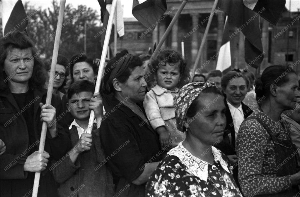Belpolitika - asszonyok hálatüntetése