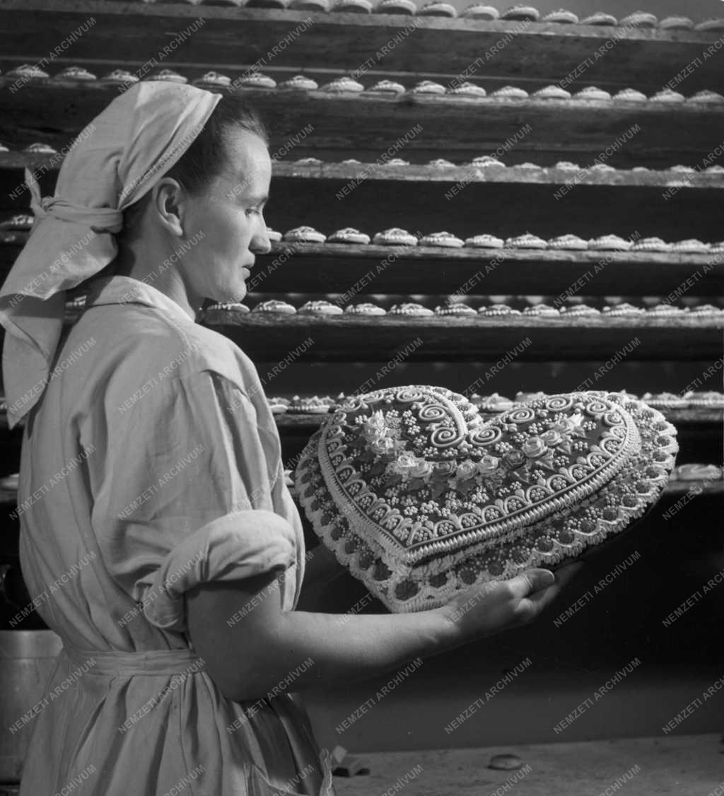 Ipar - Cukrászat - Mézeskalács készül a Cukrászati Gyárban