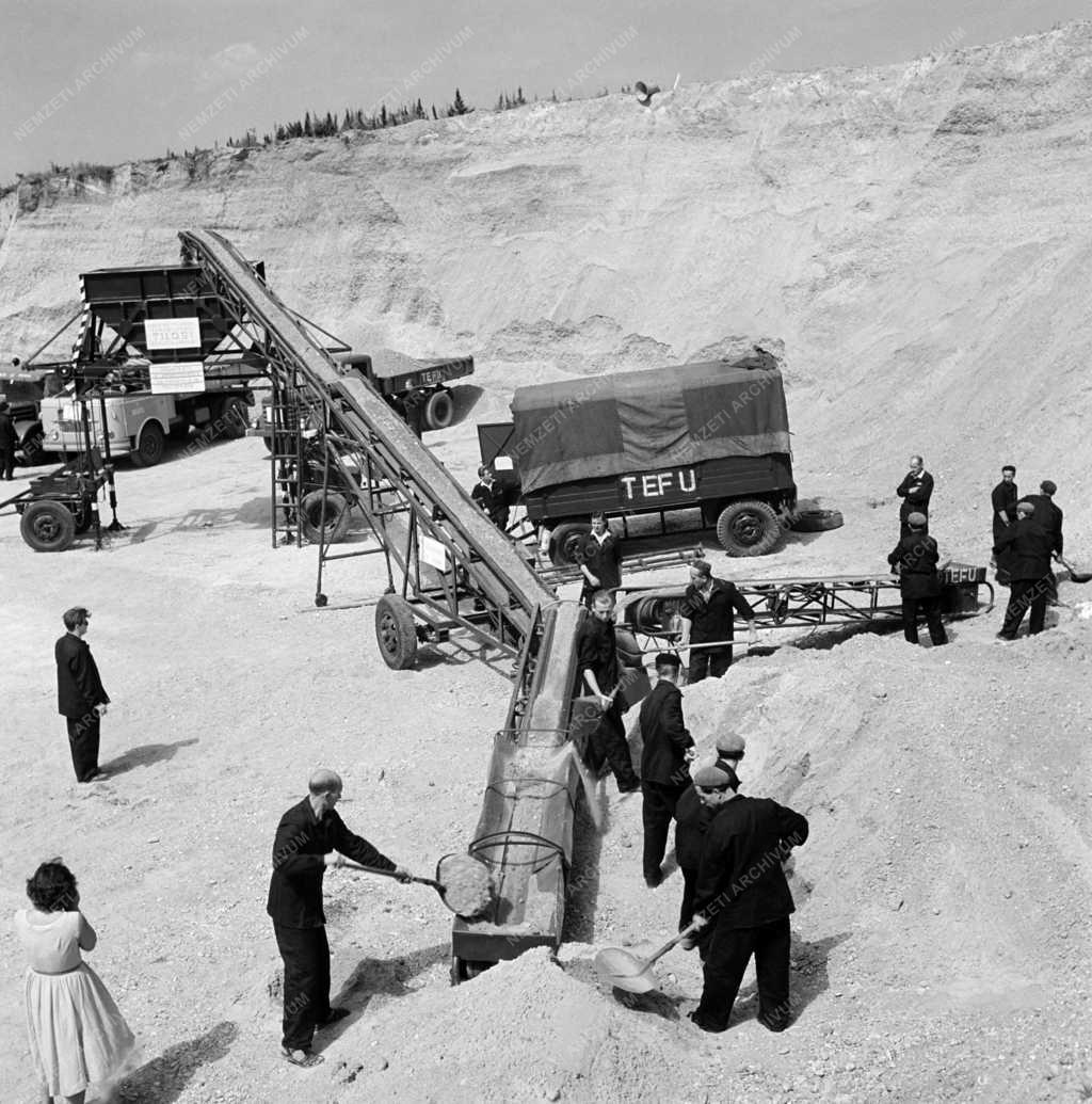 Közlekedés - Szállítás - Rakodás-gépesítési bemutató