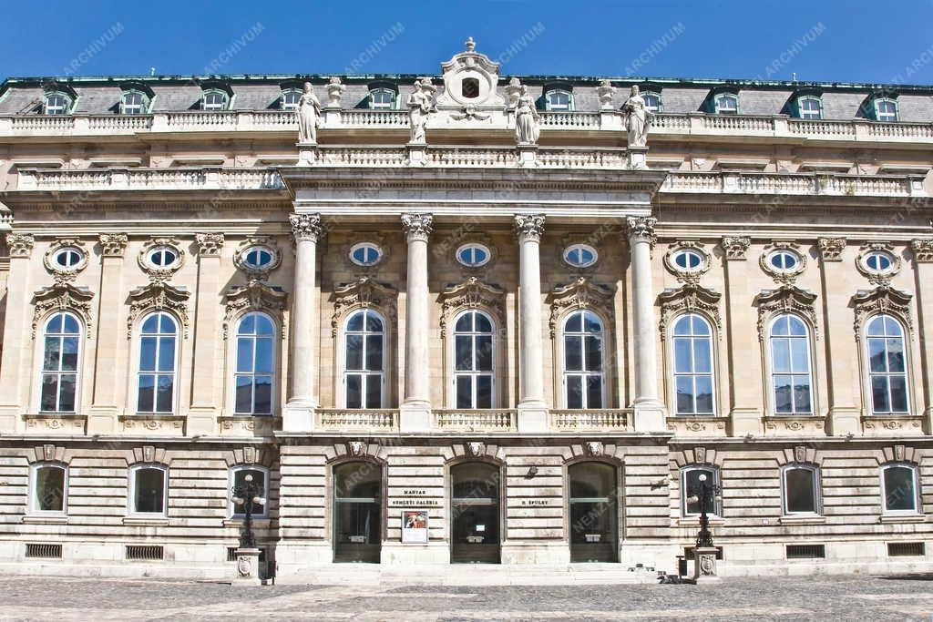 Épület - Budapest - A Magyar Nemzeti Galéria homlokzata