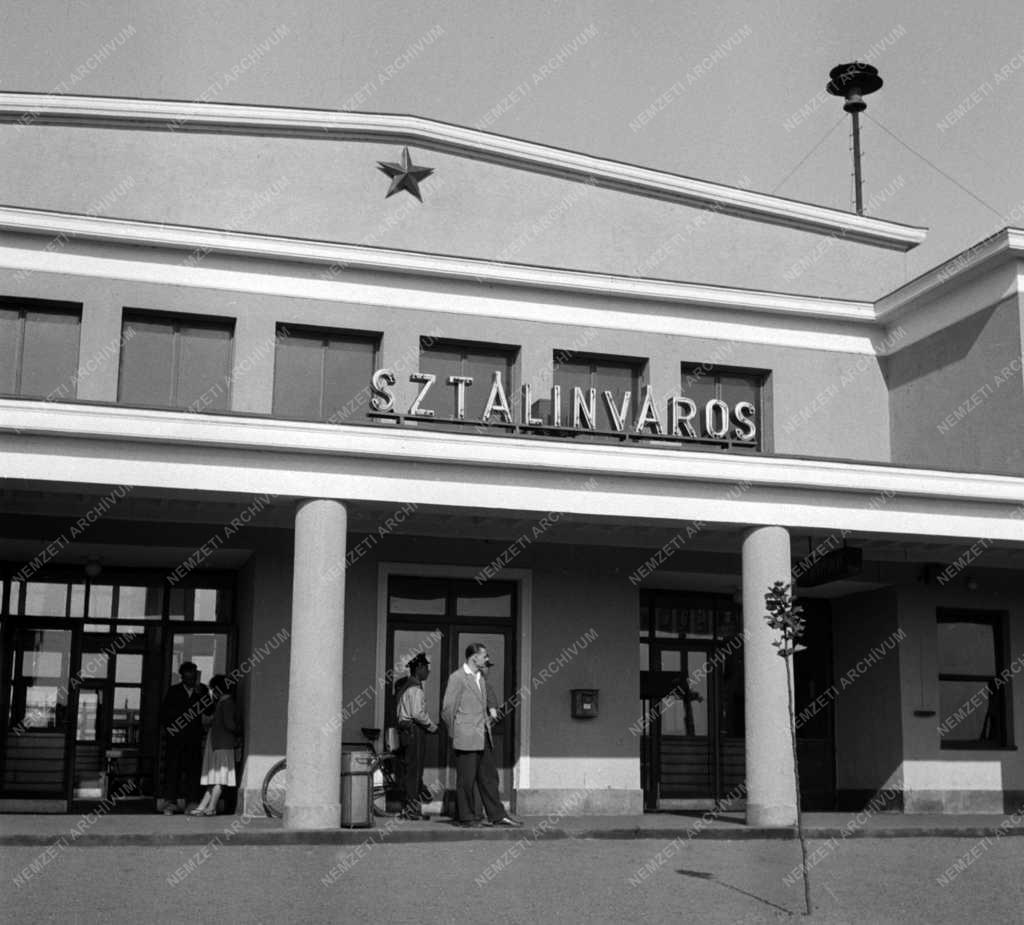 Közlekedés - A sztálinvárosi pályaudvar