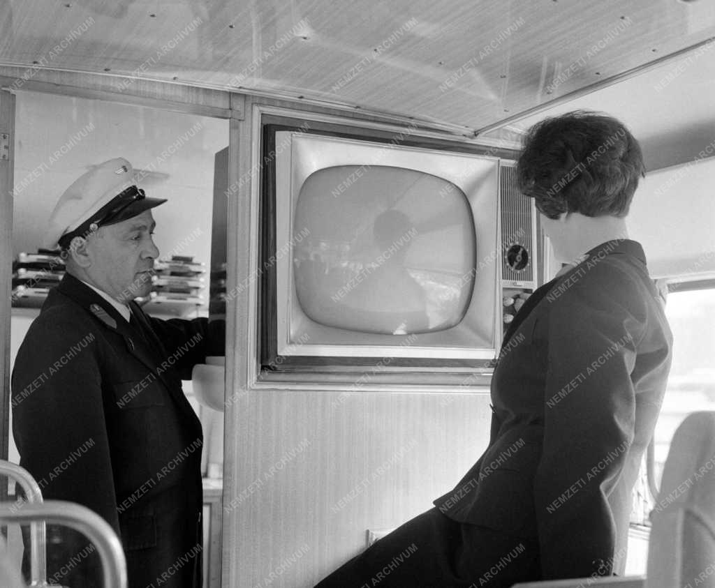 Közlekedés - Televíziókészülék az Ikarus autóbuszban