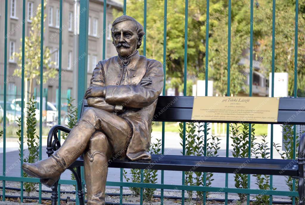 Szobrászat - Budapest - Teleki László szobra