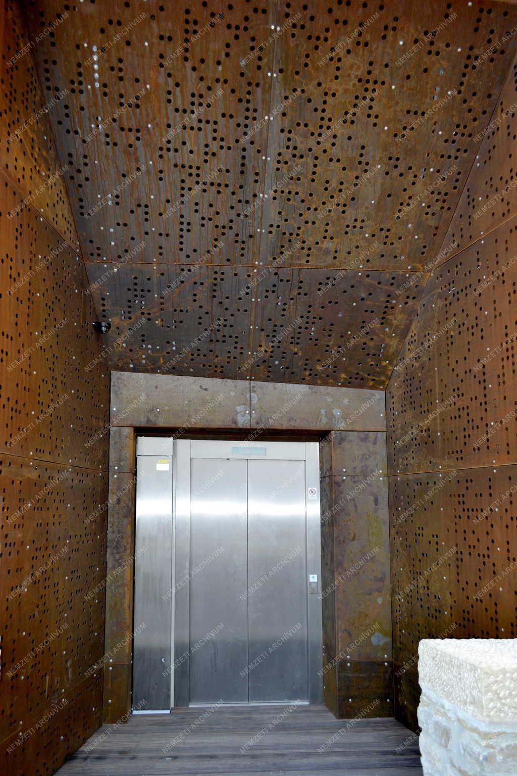 Felújítás - Budapest - A Várkert Bazár liftházhoz vezető folyosója