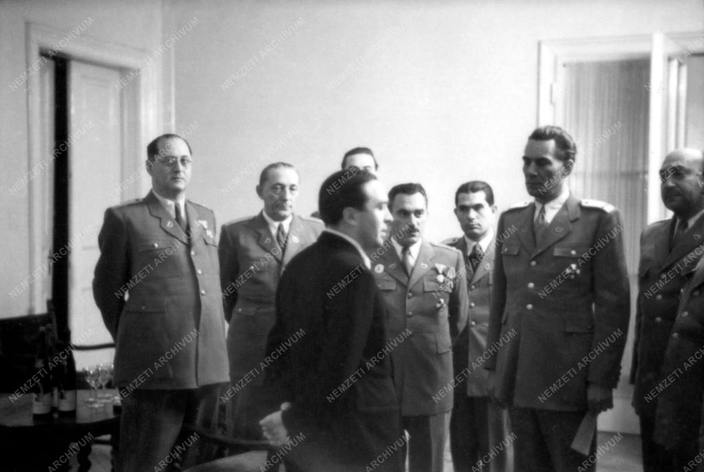 Külpolitika - Diplomácia - Rendőrtisztek Puskin követnél