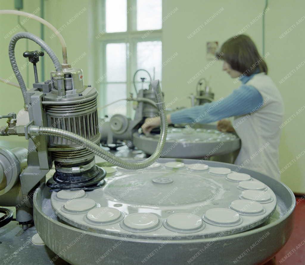 Egészségügy - Esztergomi Látszerészeti Eszközök Gyára