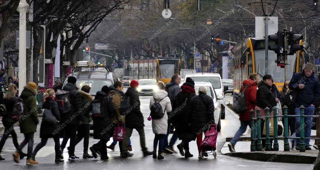 Közlekedés - Budapest - Gyalogosok haladnak a Nyugati téri gyalogátkelőhelyen