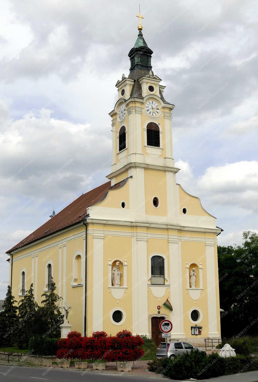 Egyházi épület - Bicske - A város katolikus barokk temploma 