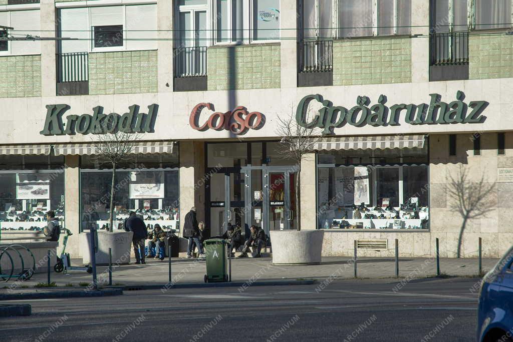 Városkép - Budapest - Cipőáruház az egykori Lottóházban a Baross téren
