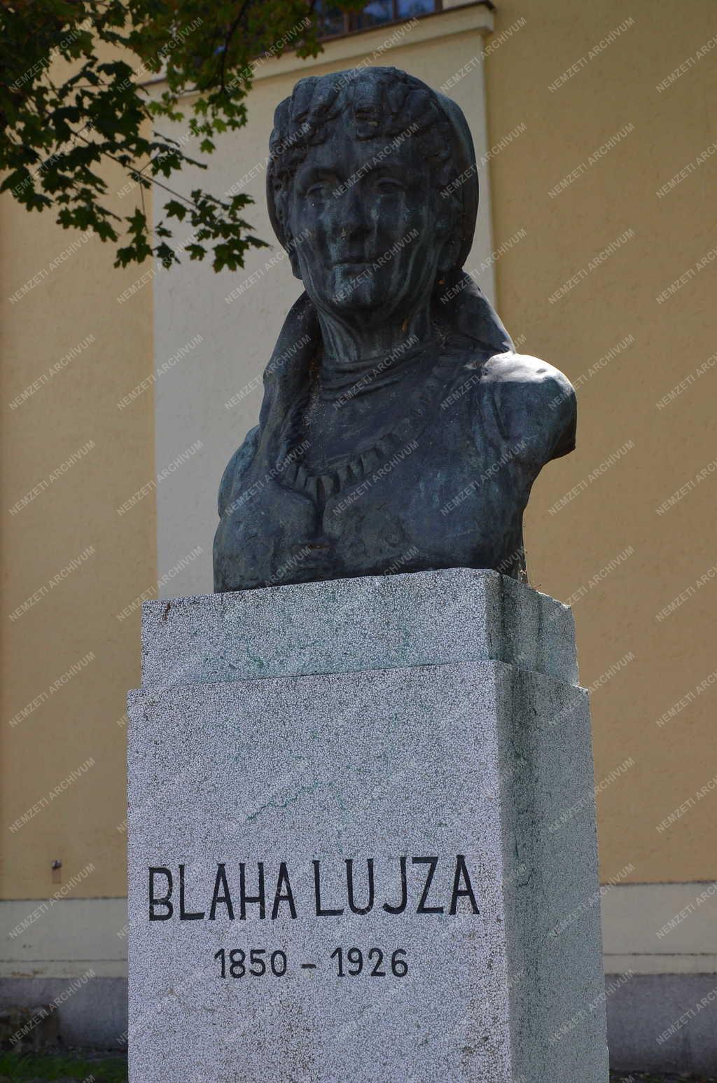 Rimaszombat - Blaha Lujza-szobor