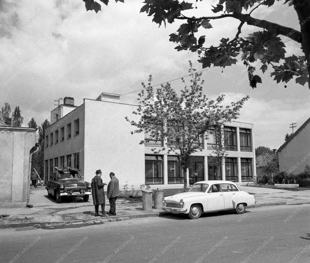 Szolgáltatás - Szolgáltatóház Siófokon