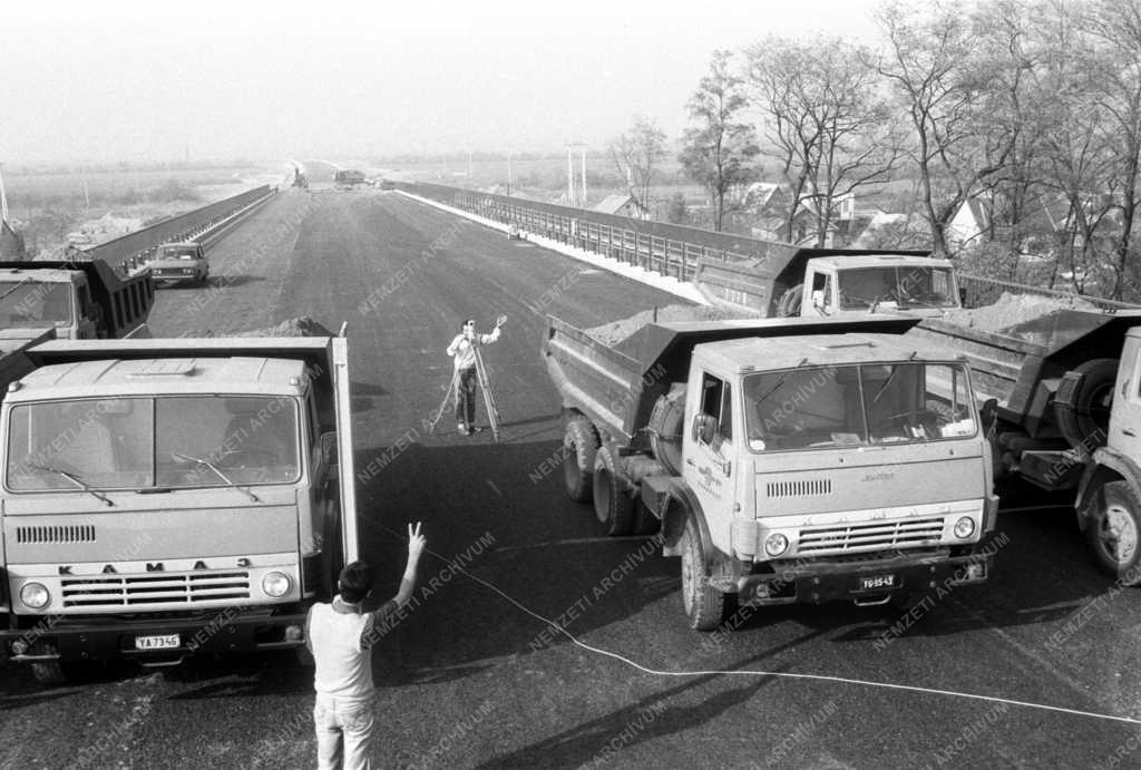 Építőipar - Terhelési próba a soroksári Duna-hídon