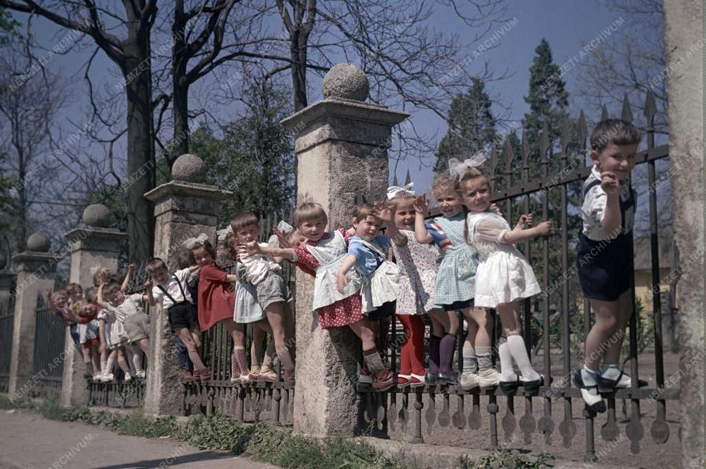 Életkép - Óvodások a pátyi puskacső kerítésnél