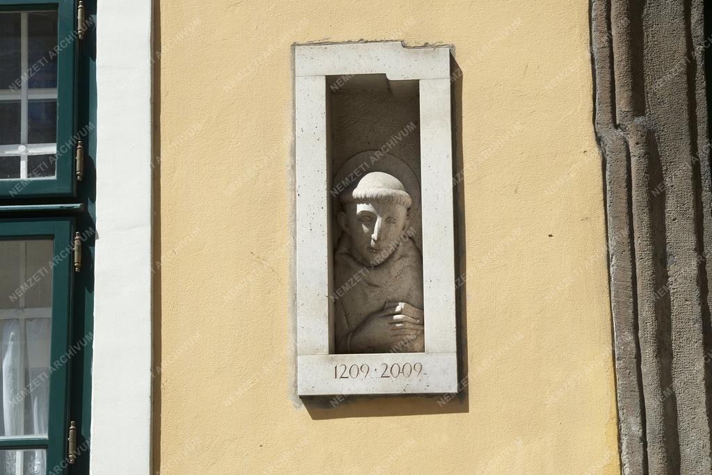 Egyház - Budapest - Assisi Ferenc fülkeszobra