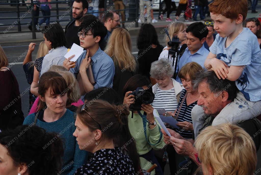 Életkép - Budapest - Flashmob a Margit hídon