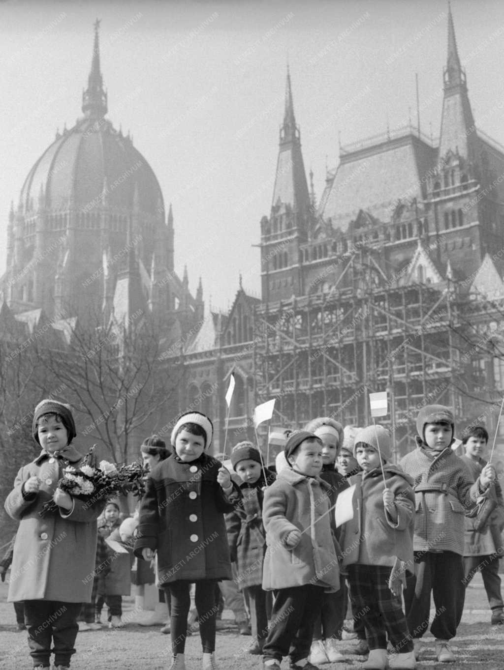 Ünnep - Koszorúzás a Kossuth-emlékműnél