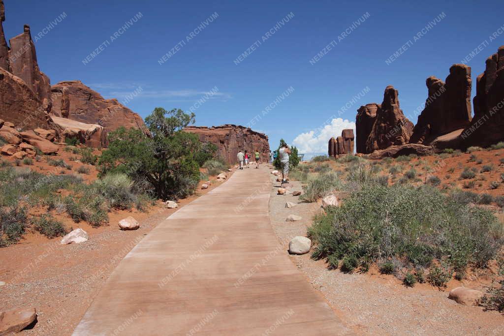 Idegenforgalom - Turisták a Bryce Canyonban