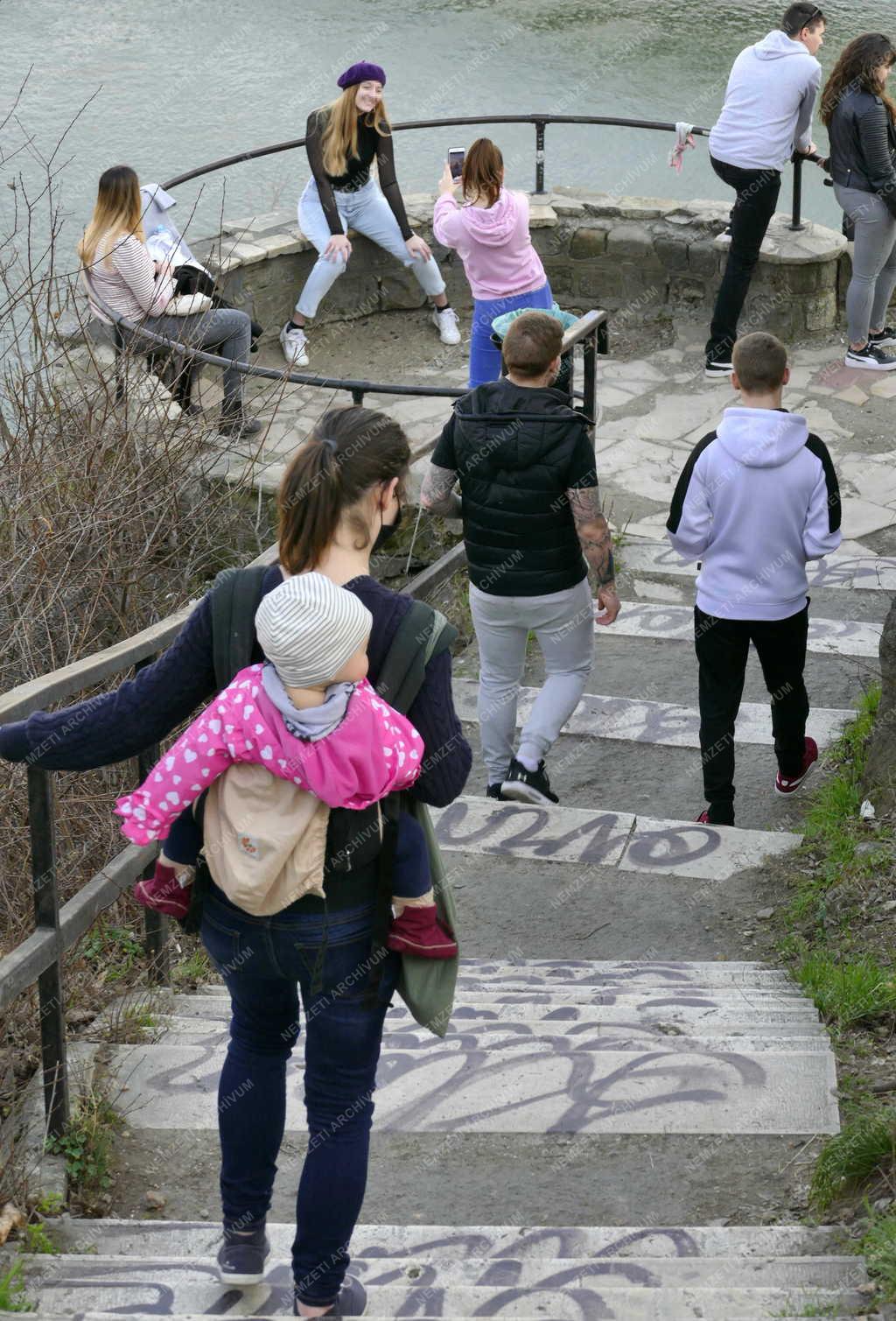 Szabadidő – Budapest – Kirándulók a Gellért-hegyen