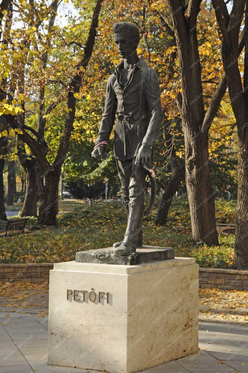 Gyula - Petőfi-szobor
