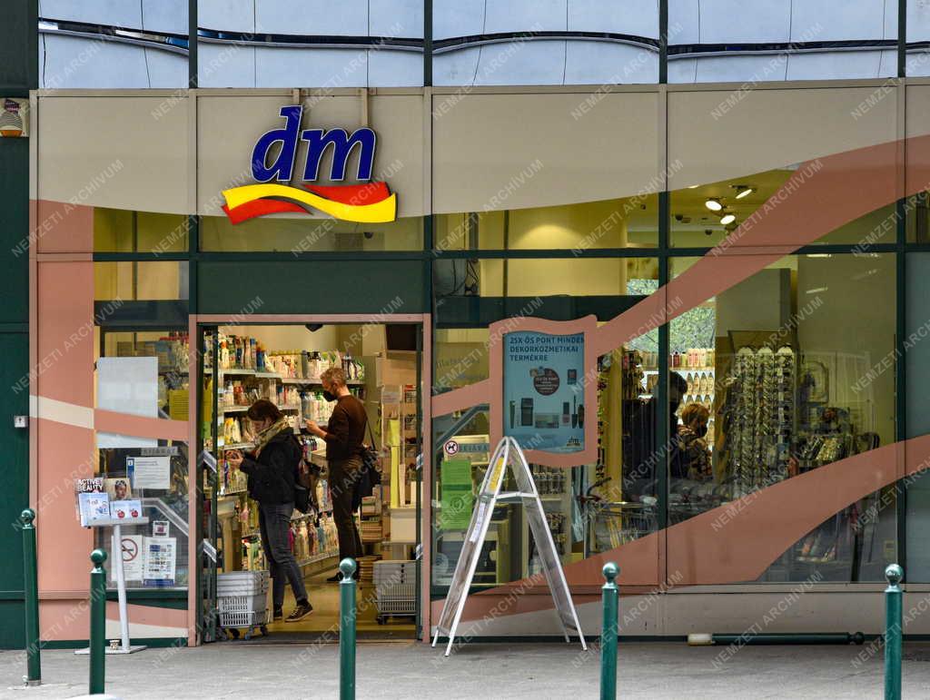 Városkép - Kereskedelem - DM üzlet a Krisztina Plaza Irodaházban