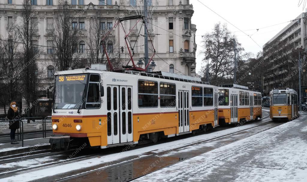 Közlekedés - Budapest - Villamosok a Szent Gellért téren