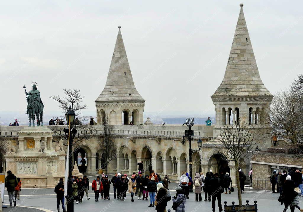 Idegenforgalom - Budapest - Turisták a Halászbástyánál