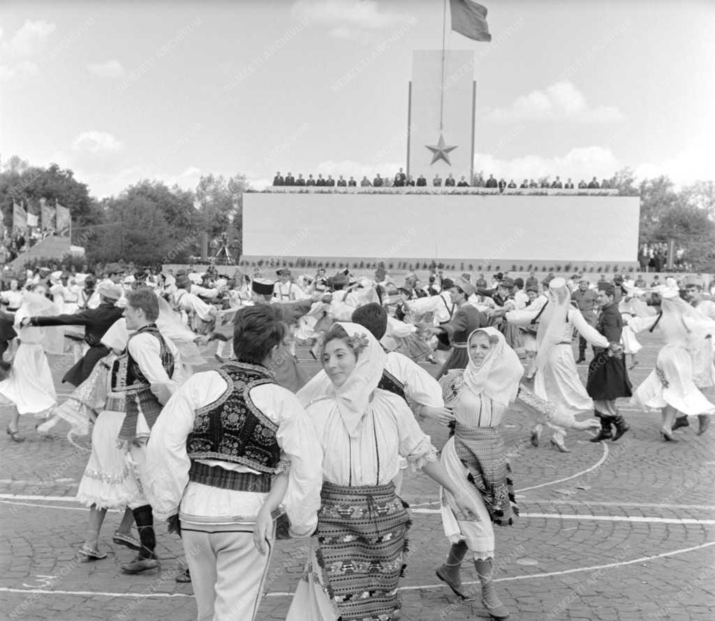 Történelem - Ünnep - Néptáncosok a május elsejei felvonuláson