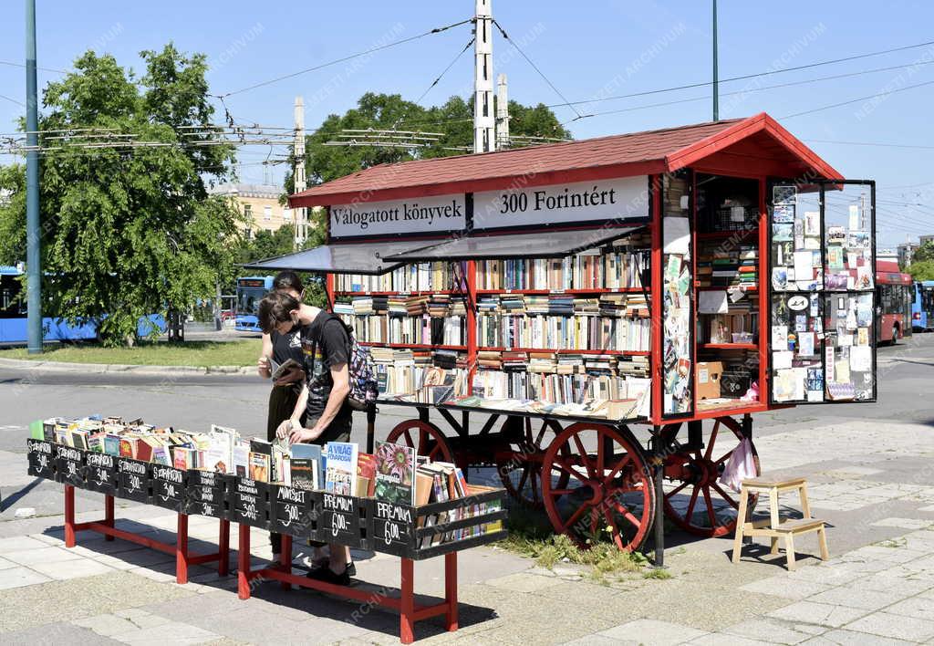 Városkép - Kultúra - Könyvmentők szekere a fővárosban