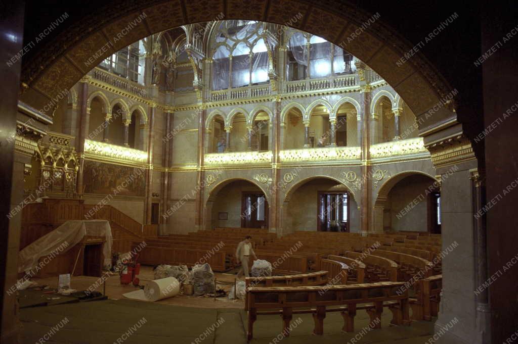 Restaurálás - Felújítják a Parlament üléstermét