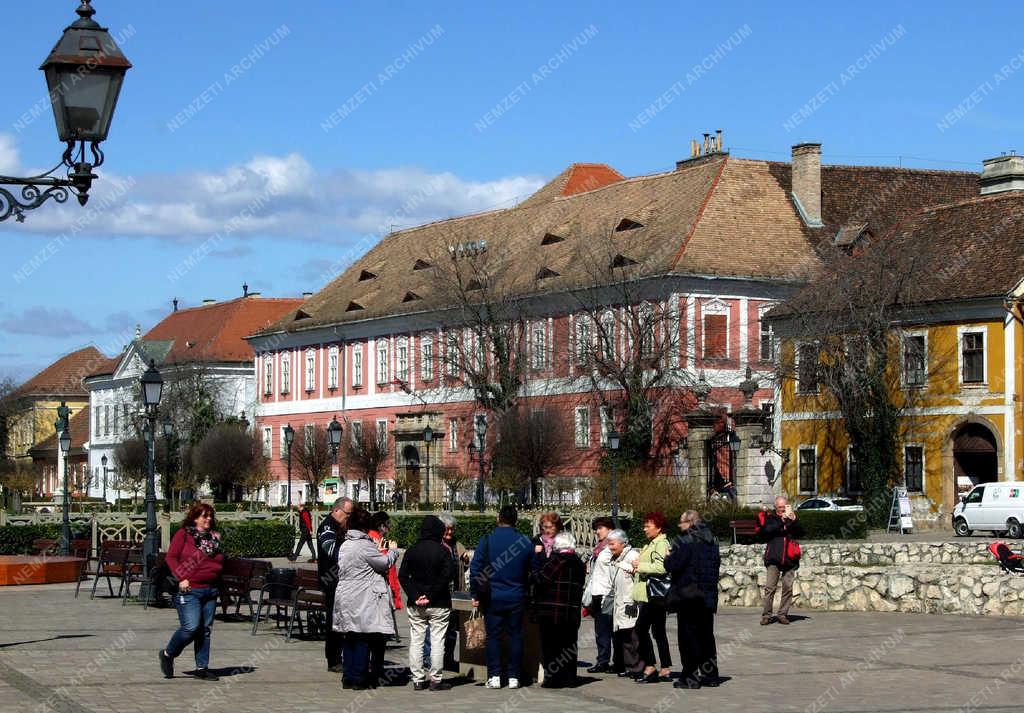 Idegenforgalom - Vác - Turisták a Március 15. téren