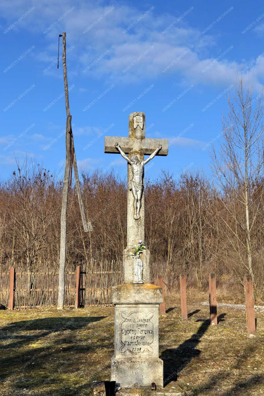 Bányászat - Kultúra - Emlékpark az egykor a bauxit bányászat miatt megszűnt Iharkúton