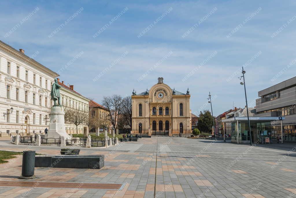 Városkép - Pécs - Kossuth Lajos tér