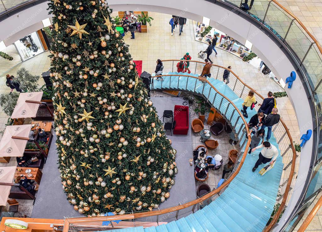 Kereskedelem - Debrecen - Karácsonyi vásár a Fórum bevásárlóközpontban 