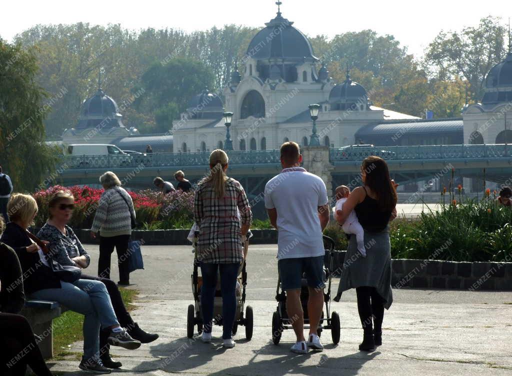 Életkép - Budapest - Fiatal szülők a Városligeti-tónál