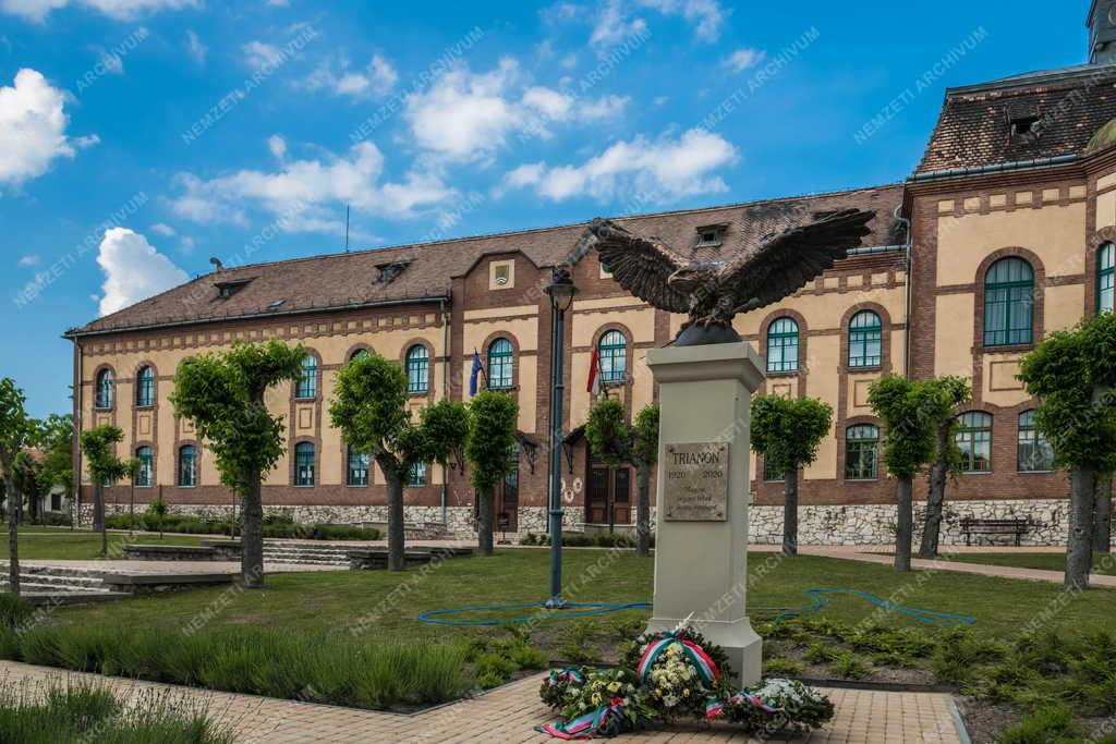 Városkép - Mór - Trianon emlékmű