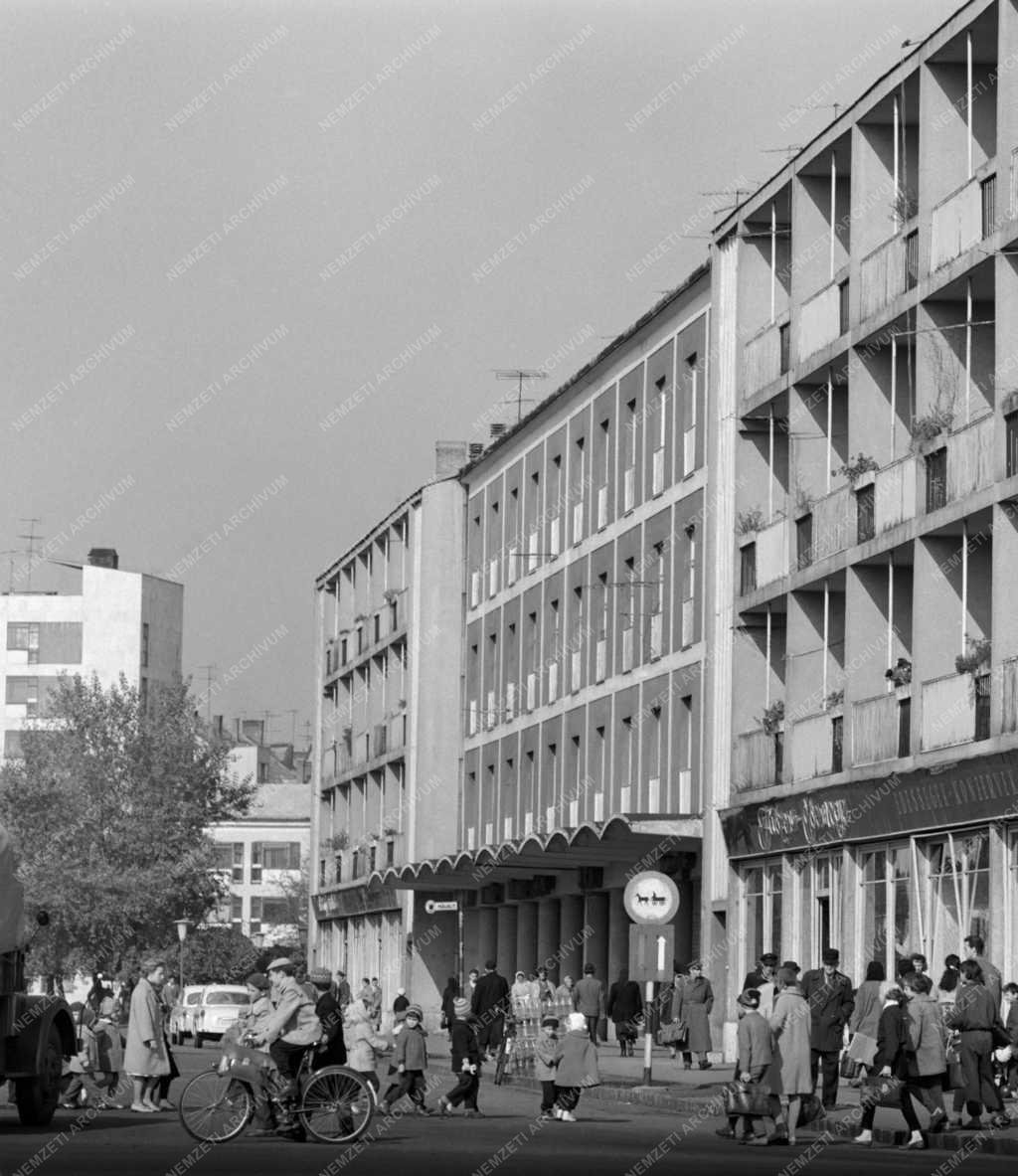 Városkép - Debrecen - Petőfi tér