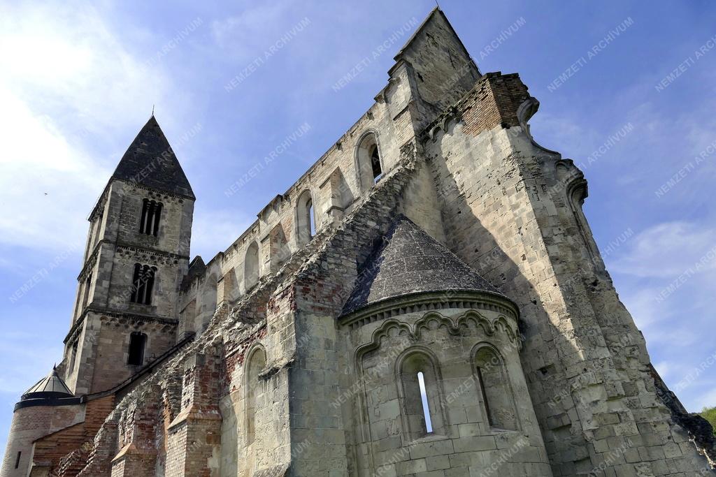 Település - Zsámbék - A premontrei bazilika és kolostor romja