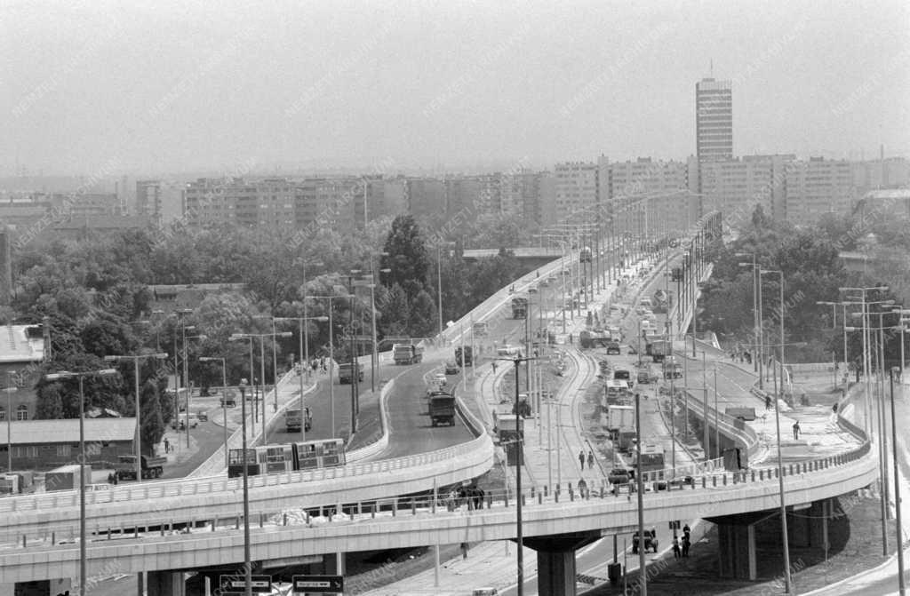 Közlekedés - Megindult a forgalom az Árpád hídon