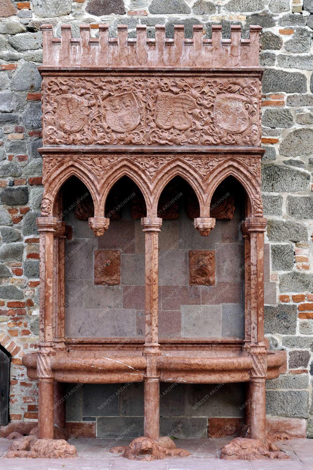 Történelmi emlék - Visegrád - Oroszlános kút a királyi palotában