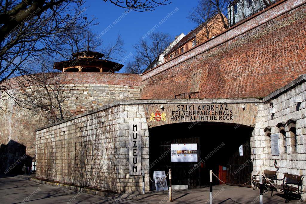 Múzeum - Budapest - Földalatti kórház a Budai Vár alatt