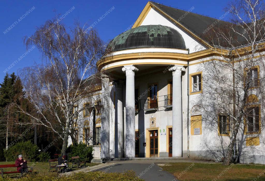  Városkép - Várpalota - A város művelődési központja