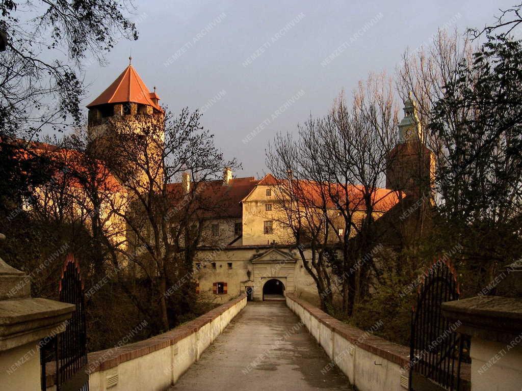 Ausztria - Burgenland - Városszalónak - Középkori vár