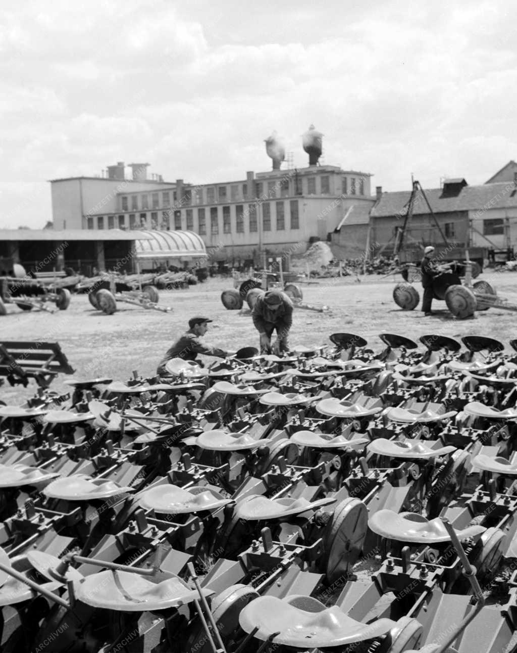 Ipar - Törökszentmiklósi Mezőgazdasági Gépgyár