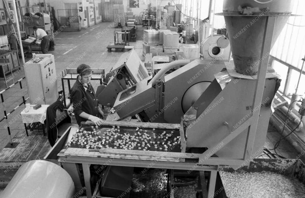 Ipar - Mátravidéki Fémművek füzesabonyi gyára - Csomagoló