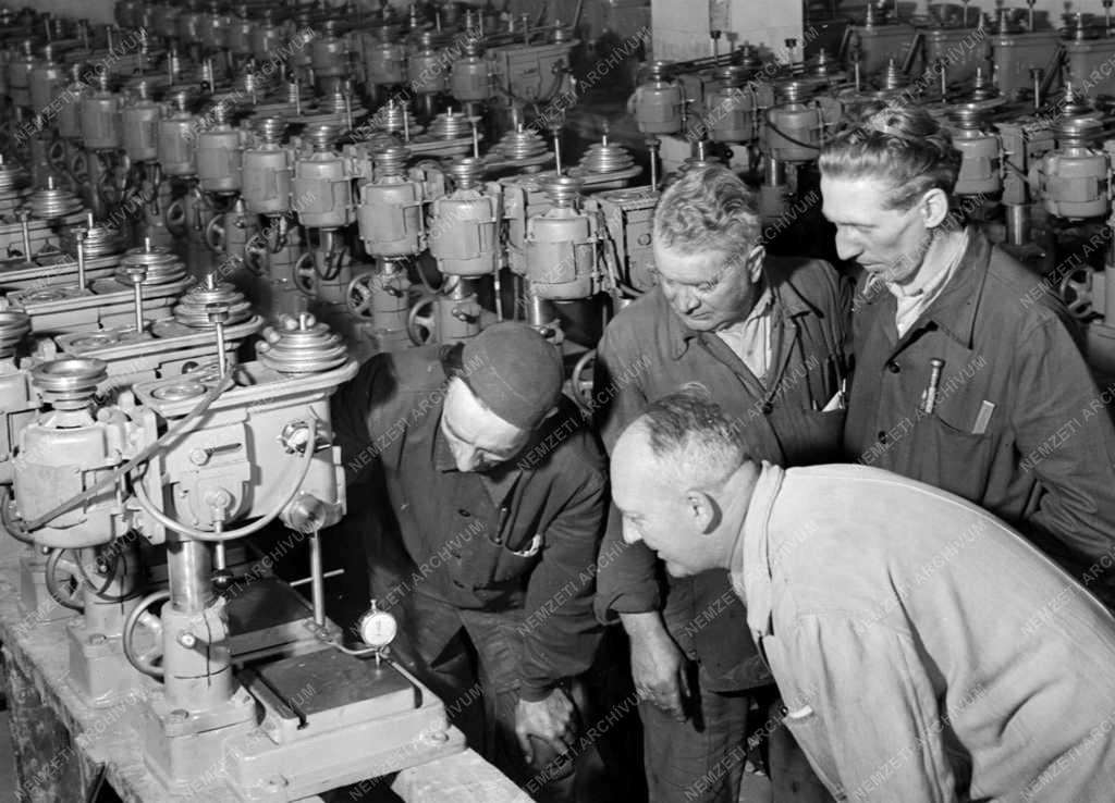 Felajánlás November 7-re a Fúrógépgyárban