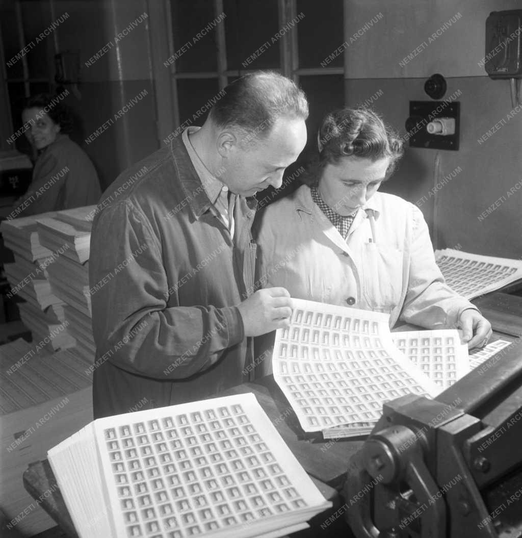 Nyomdászat - Készül a televíziós tornyot ábrázoló bélyeg