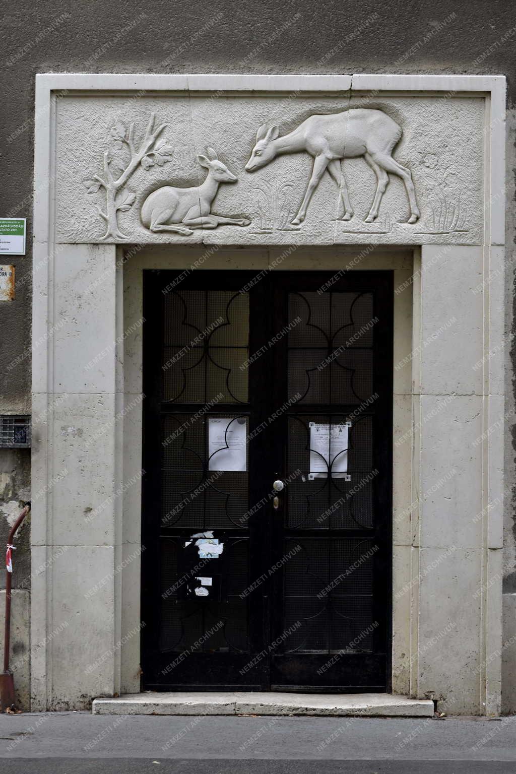 Városkép - Budapest - Két őz dombormű Zuglóban